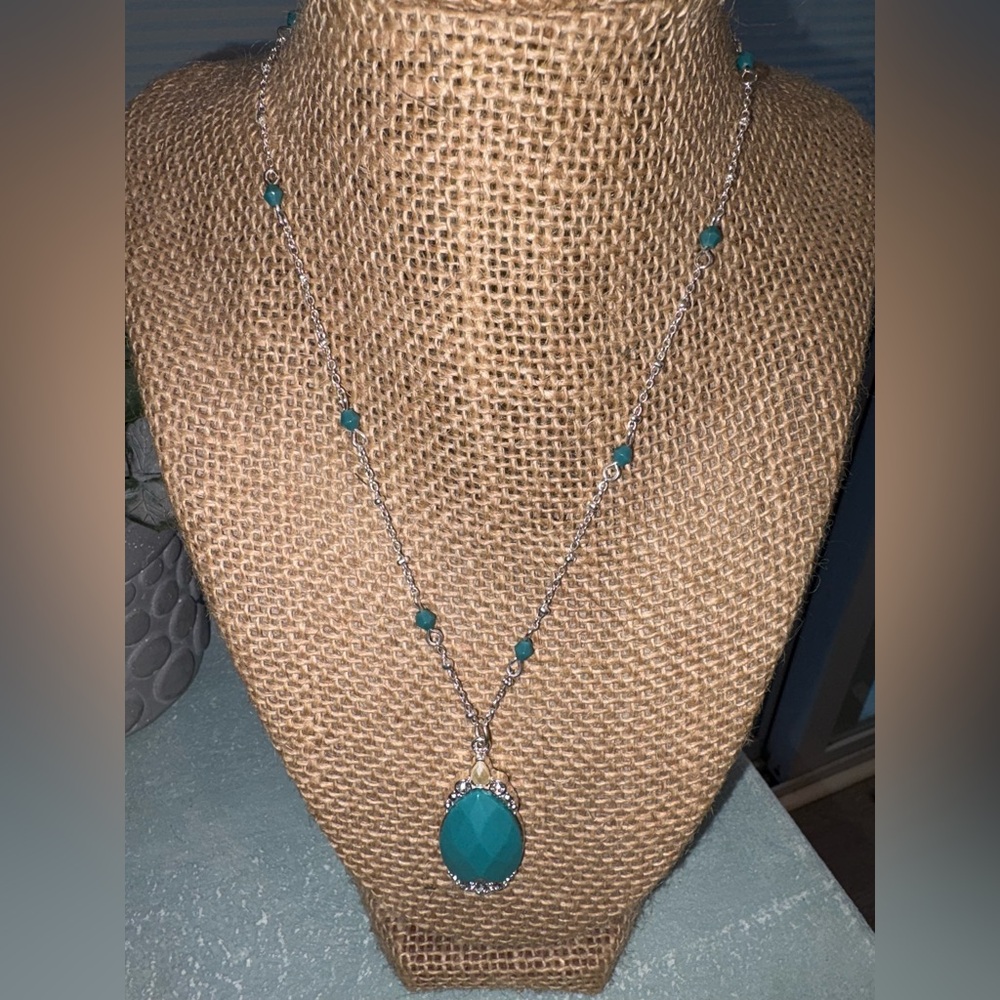 Elegant Silver and Teal Pendant Necklace - Picture 2 of 4